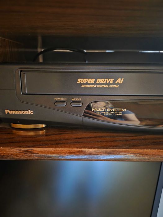Видеомагнитофон Panasonic.