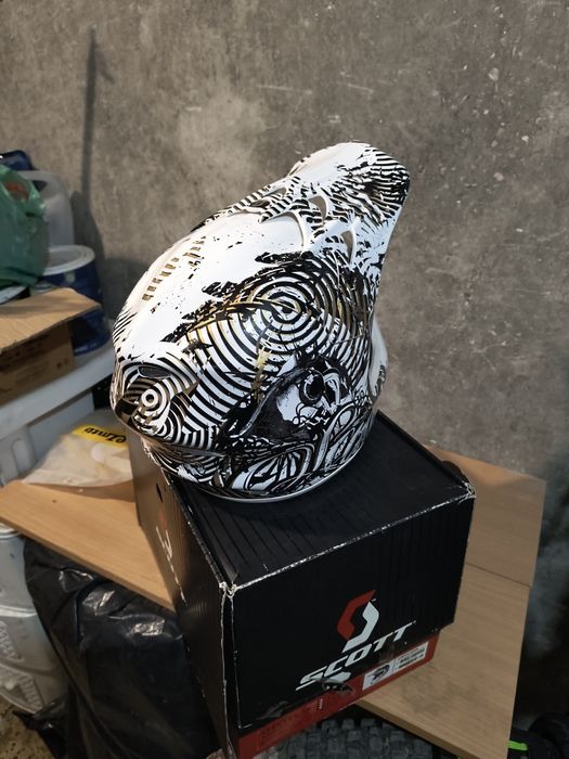 ЧИСТО НОВА КАСКА!!! Scott spectre FR