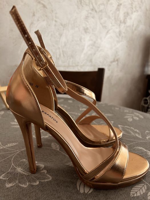 Летни сандали с ток