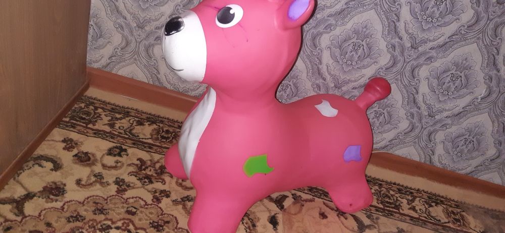 Игрушечные резиновые олени розового цвета