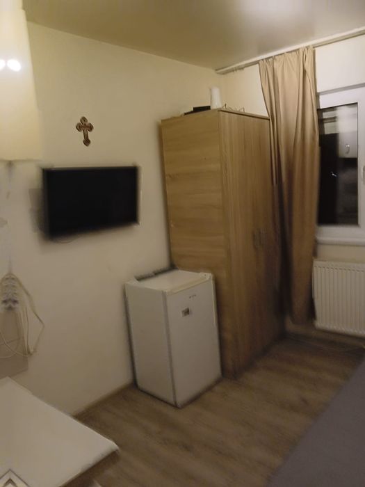 Proprietar, închiriez garsonieră central .