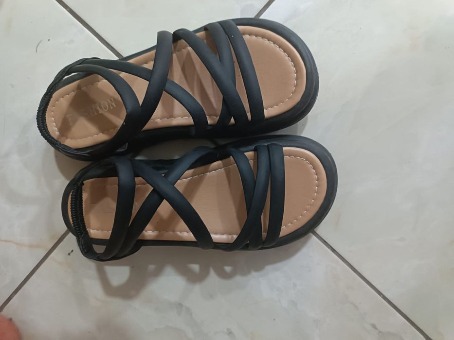 Продам сандалии новые