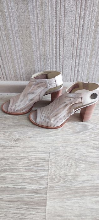 Продам кожаные босоножки