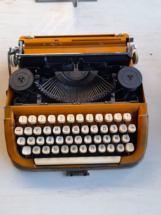 Пишещи машини български и немски