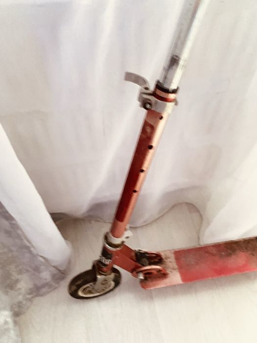 Продам самокат красный