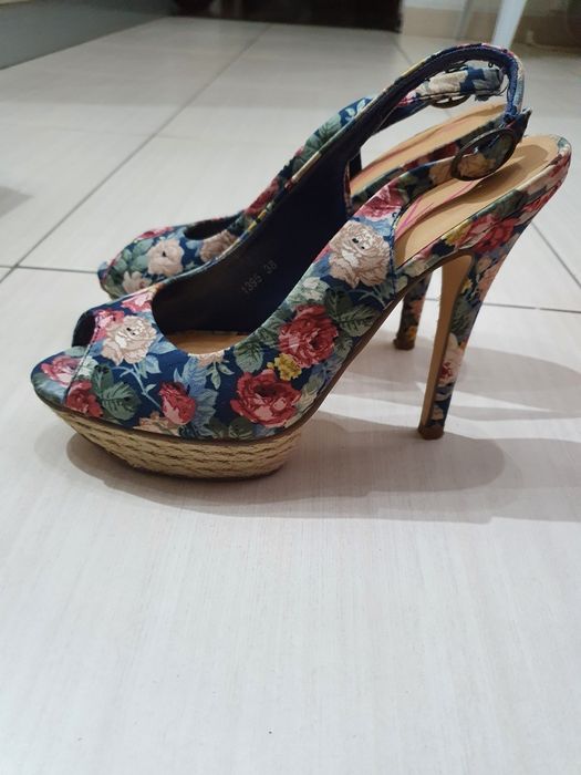 Sandale inflorate cu toc inalt