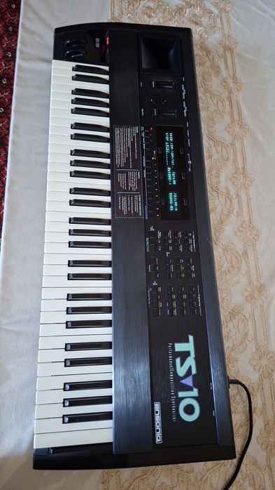 Ensoniq ts10 sotiladi.