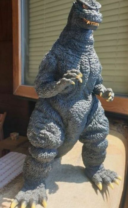 Две статуетки на годзила 30см.