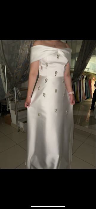 Платье вечернее с открытыми плечами белое