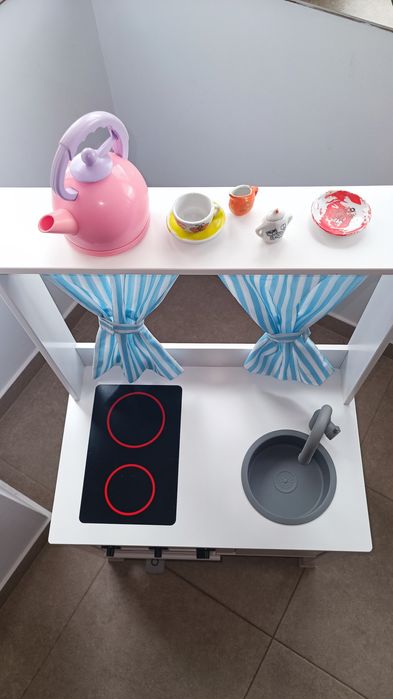 Bucătărie din lemn cu tăblița de scris/colorat cu creta; Jucarie copii 3-8 ani, foarte rezistenta, cu accesorii și costum de bucatar