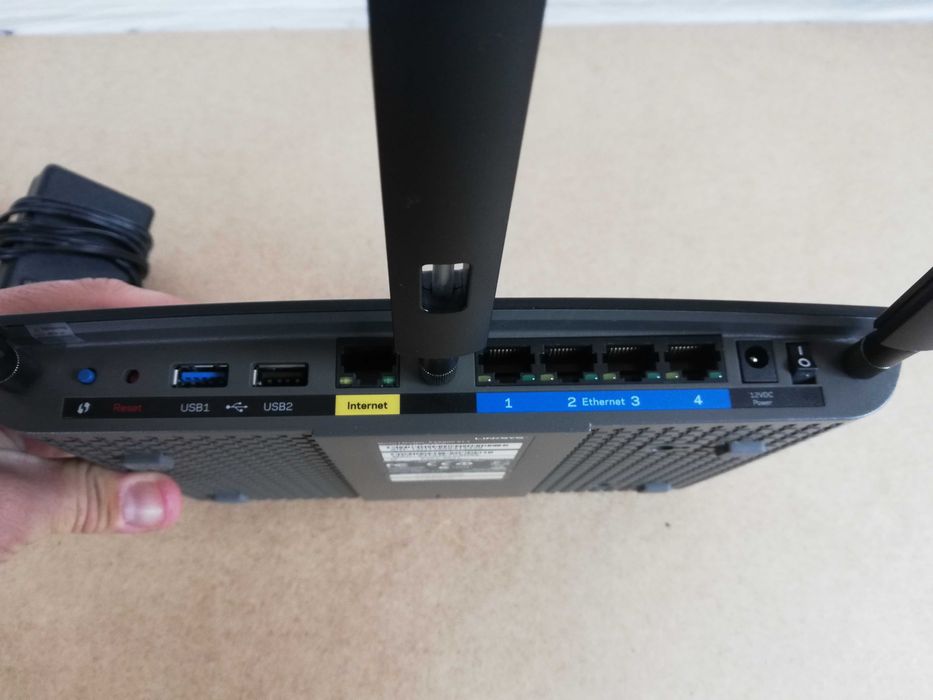 Linksys EA6900 Gigabit Wi-Fi Router