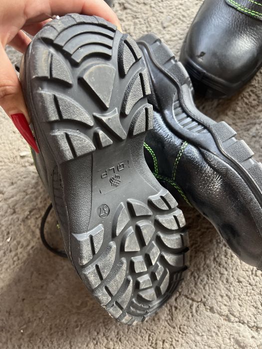 Спец обувь или рабочие ботинки срочно продам