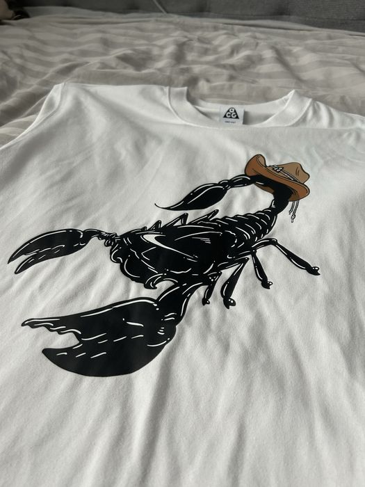 Бяла тениска на найк с лого на скорпион (Loose fit)