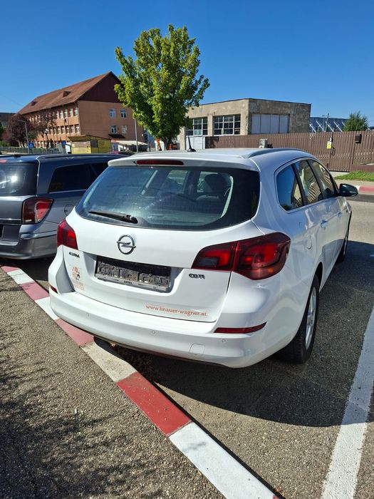 Opel Astra J sport Tourer -2011