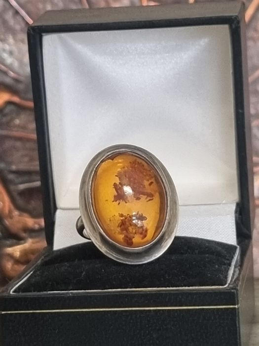 Стар сребърен пръстен 925 проба с естествен Балтийски кехлибар .