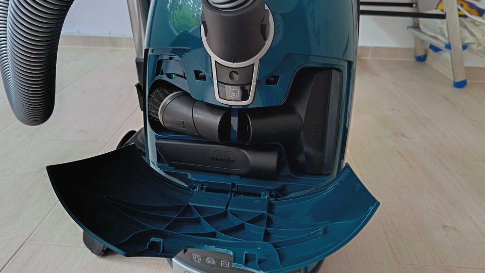 Прахосмукачка Miele C3 125 Edition Petrol