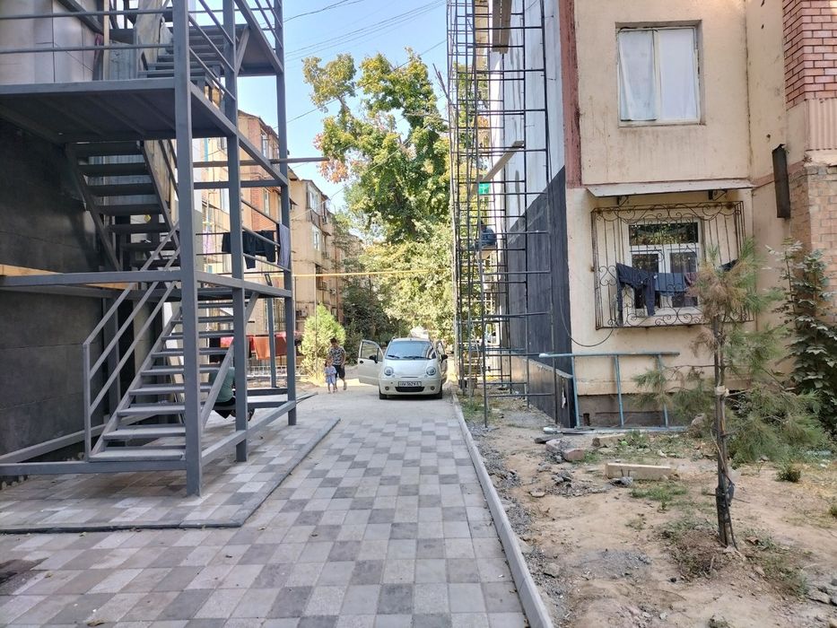 2 xonali uy 1 etaj. Yonida 6 etajli mehmonxona ham bor. 130000$.