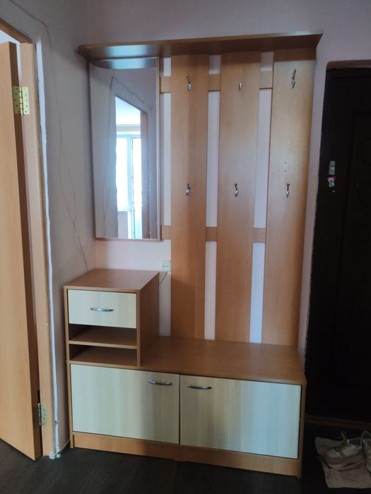 Продам прихожий шкаф, вешалка