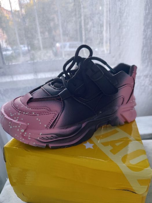 Продам кроссовки детские