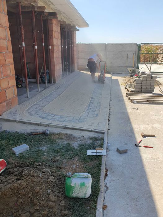 Lucrări cu  excavator , transport agregate , pavaje , betoane, garduri