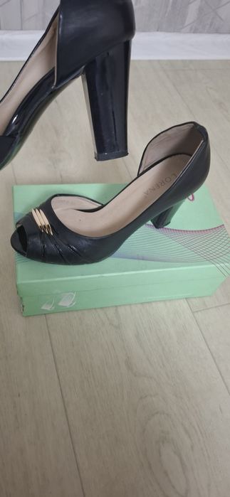 Продаю женские туфли