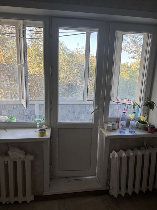 Продам б/у поастиковую дверь с рамой