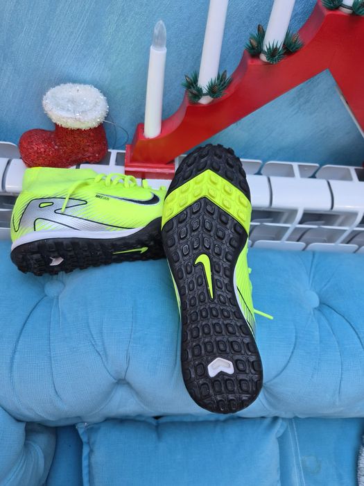 Продавам футболни обувки за момче