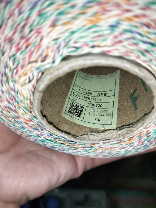 Пряжа в бобине .