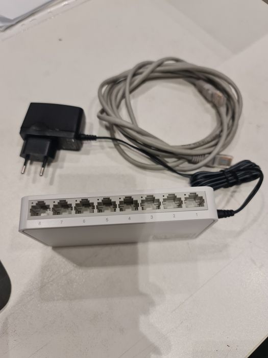 Коммутатор 8 портов.