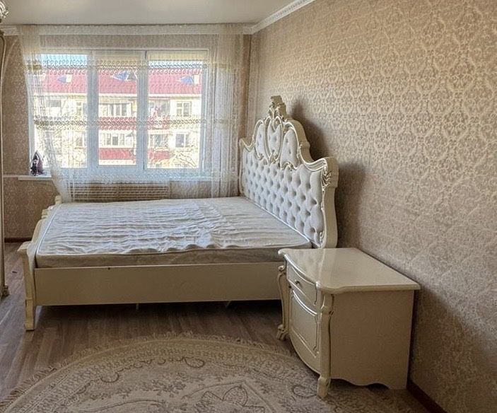 кровать с двумя тумбами