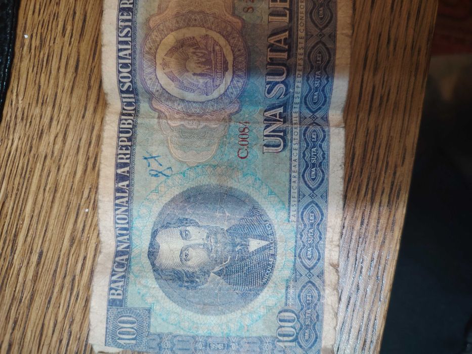 Vand bacnote una 100 lei