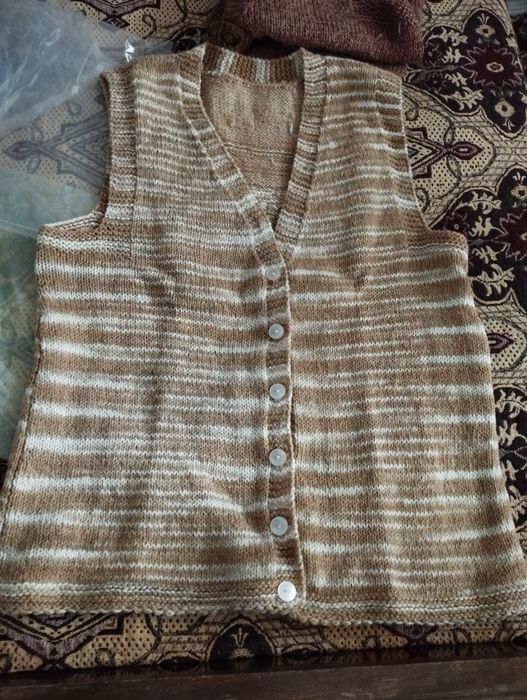 Вълнени плетени жилетки и пуловери. НОВИ