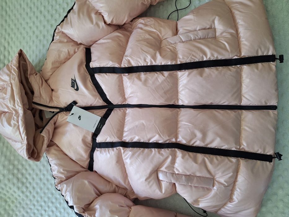 Nike оргинално пише ем размер но е хл