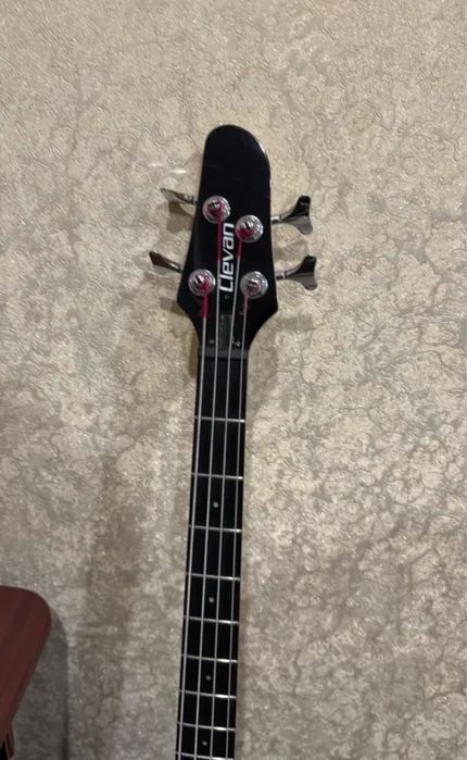 Продам бас гитару Clevan