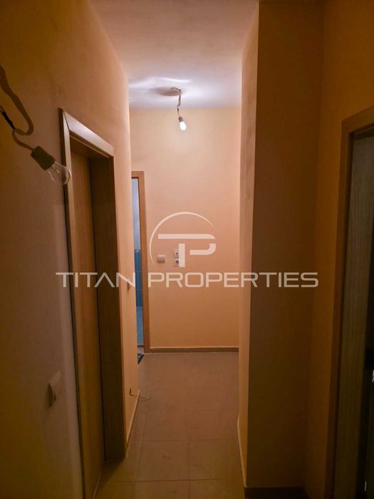 Тристаен обзаведен апартамент Център