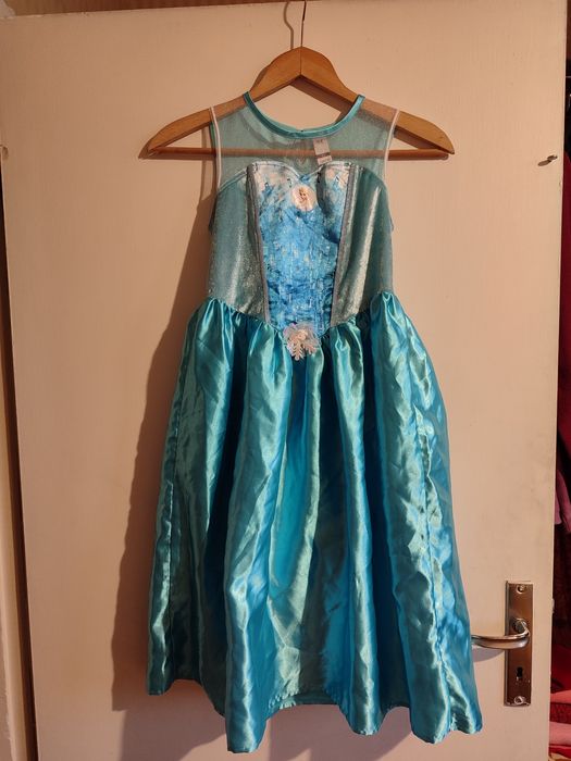 Рокля с шлейф и блестящо наметало от "Замръзналото кралство"