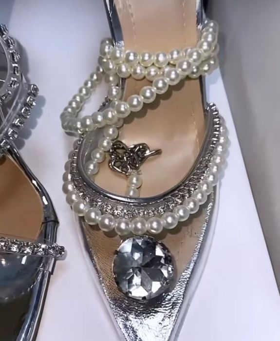 pantofi gen Amina Muaddi
