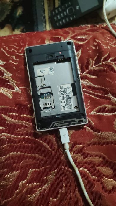 Продам телефон LG всё работает