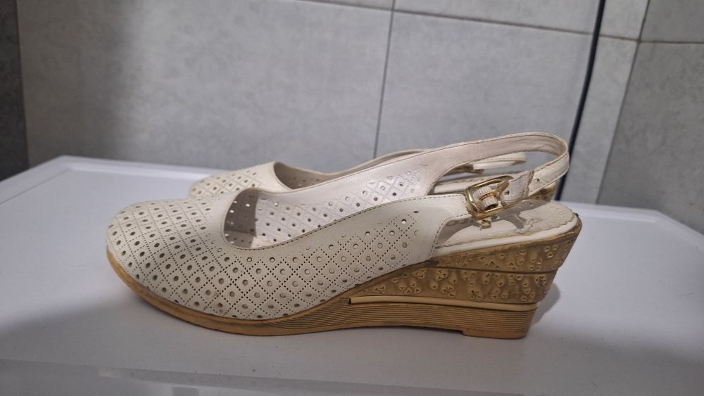 Босоножки кожанные