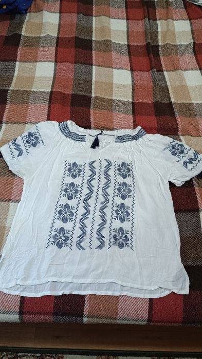 Ie tradițională lucrată manual