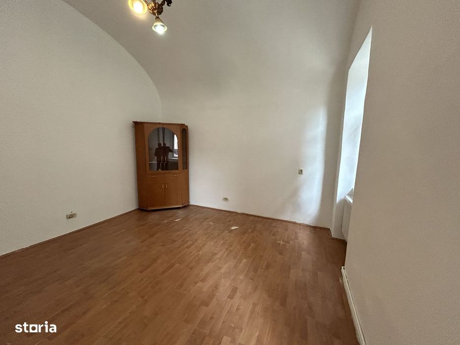 Vand spatiu ultracentral,Revolutiei(Teatru)in curte,parter, st.124 mp.
