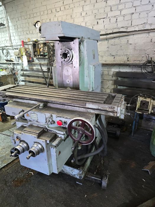 Продам  Фрезерный  Горизонтальный  станок  6Р 82