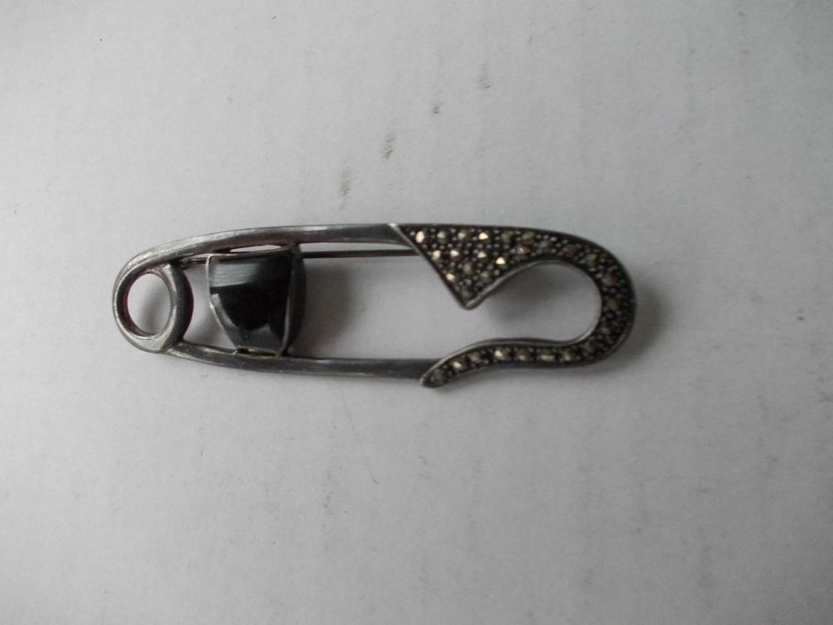 Brosa veche din argint cu onyx si markasite