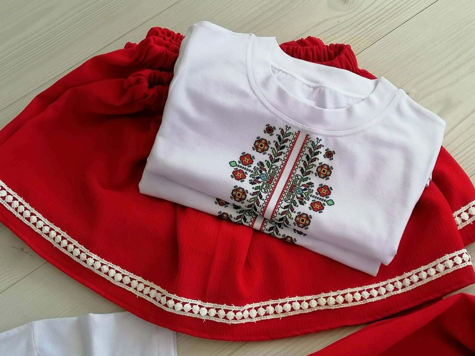 Тениска и пола с фолклорен мотив / носия