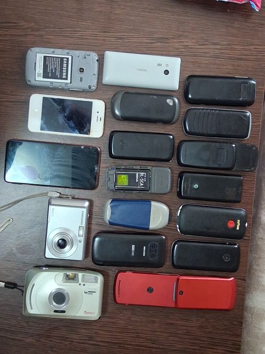 Telefoane de colecție unele funcționale