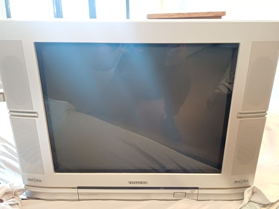 Продам стол и телевизор