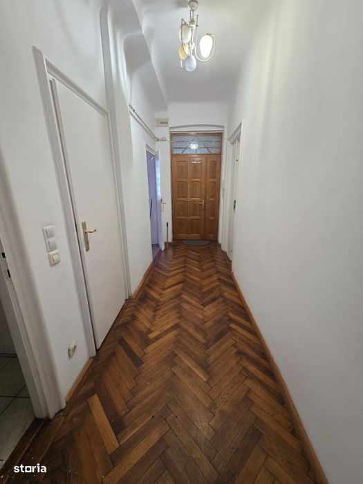 De închiriat apartament 3 camere – Piața 700