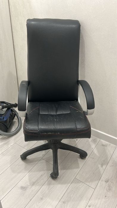 Кресло офисное в хорошем состочнии