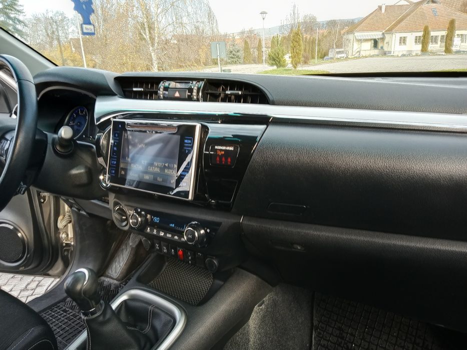 Toyota Hilux 2.4 D4D an 2017 cutie manuala!