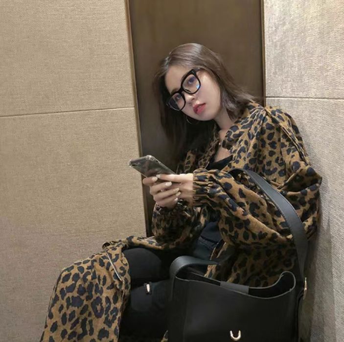 Женская ветровка с леопардовым принтом.